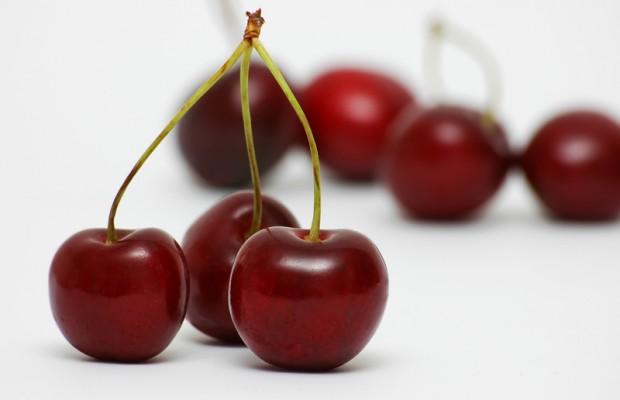 Las flores no aguantan temperaturas inferiores a los -3ºC. La hermosa estampa de los Cerezos en flor ha hecho que sea un árbol muy apreciado para la decoración de jardines aprovechando su esplendorosa floración de primavera.   El Cerezo puede alcanzar alturas de hasta 25 metros. Tiene un porte derecho y firme con tendencia a tener la copa estrecha. La corteza de los Cerezos es grisácea con tonos rojizos y con una peculiar disposición en forma de placas divididas por fisuras. Es un árbol de hoja caduca al que le gustan la mayoría de los tipos de suelos excepto con los que sean muy húmedos. La hojas de los Cerezos, por lo general, se vuelven rojas en otoño.  El Cerezo Picota crece con rapidez, puede llegar a crecer un metro por año, y da Cerezas a partir del segundo año llegando a ser, en ocasiones, de producción abundante ese mismo año.   Los Cerezos se distinguen, también, por los pocos cuidados que necesitan para su crecimiento y producción. Es un árbol fuerte y tiene tendencia a enraizar de forma profunda y ocupando grandes espacios del subsuelo.  Los Cerezos pueden llegar, con facilidad, a ser centenarios pero a estas edades tienden a estar muy castigados por las enfermedades. Resisten perfectamente el frío pero se encuentran mejor en climas no tan duros.  Los Cerezos provienen originalmente de alguna zona comprendida entre Grecia y el Mar Negro.